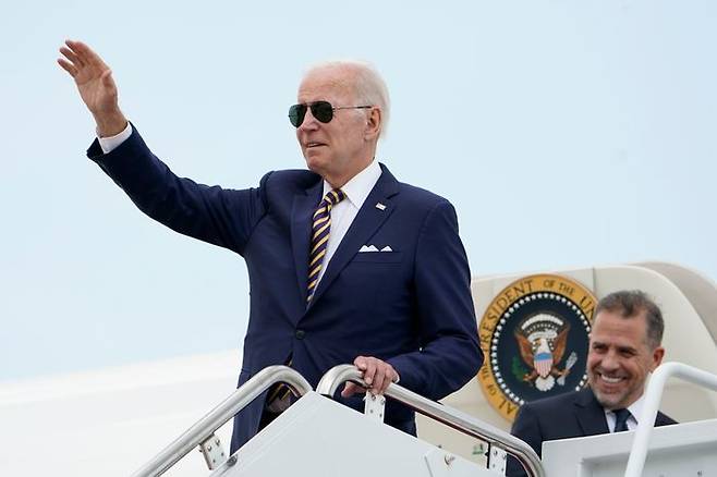 조 바이든 미국 대통령이 10일(현지시간) 메릴랜드주 앤드루스 공군기지에서 전용기에 탑승해 손을 흔들고 있다. 바이든 대통령은 가족과 함께 사우스캐롤라이나주 키아와 아일랜드로 휴가를 떠난다.ⓒAP/뉴시스