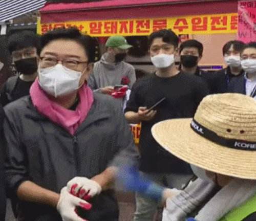 국민의힘 김성원 의원(왼쪽)이 발언하자 같은 당 임이자 의원이 팔을 치며 제지하는 모습. 채널A 화면 캡처