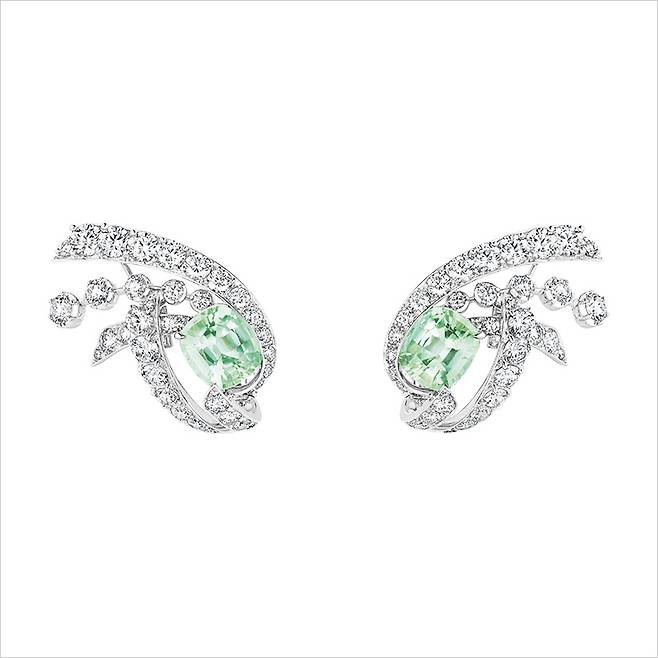 맑은 물빛의 그린 투르말린을 세팅한 ‘샹 드 시렌(Chant de Sire‵nes)’ 링.