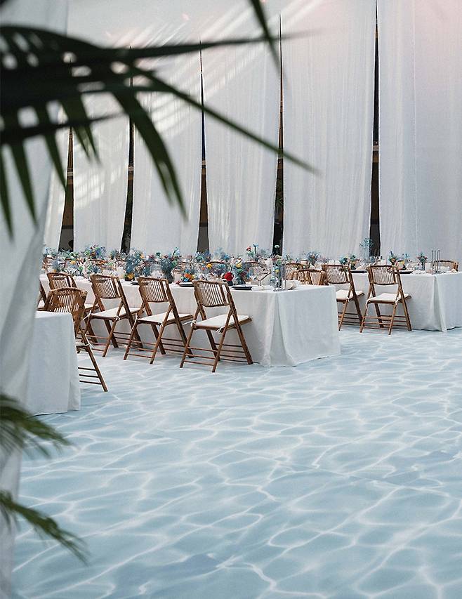 일렁이는 물결을 표현한 갈라 디너 현장의 플로어.