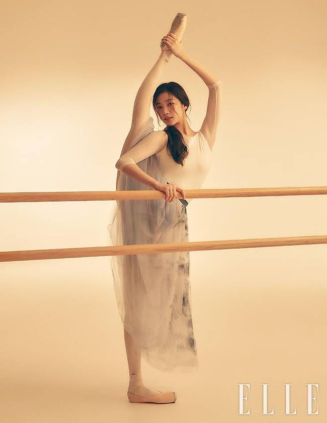 레오타드는 Repetto. 샤 스커트는 Fabiana Filippi. 스타킹은 스타일리스트 소장품. 토슈즈는 본인 소장품.