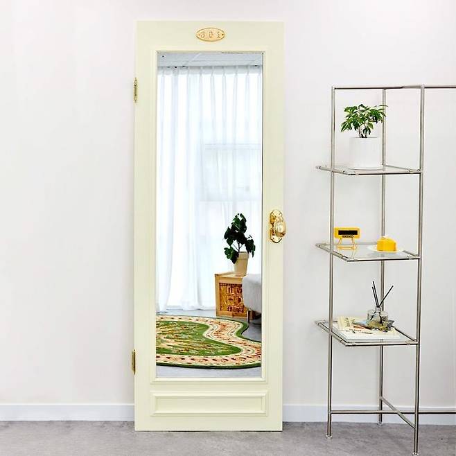 Door Mirror (Green, Black, Cream)는 82만원. SAY TOUCHE?