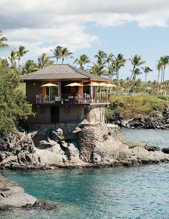 몽타주 카팔루아 베이는 해안 산책로와 해변까지 품고 있다. 카팔루아 만을 볼 수 있는 최고의 풍경을 갖춘 클리프 하우스는 1940년에 지어진 건물.