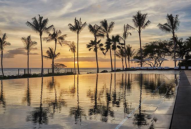 포시즌스 오아후 앳 코 올리나의 멋진 인피니티 수영장. ‘석양’ 맛집이기도 하다.