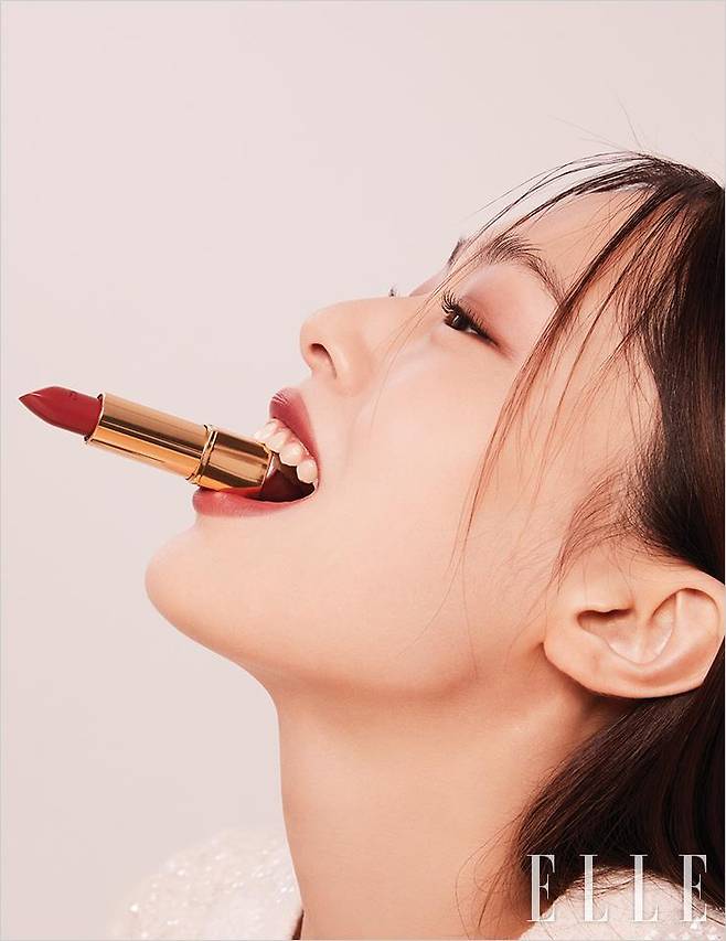 울트라 르 뗑, BD21로 도자기처럼 매끈한 피부를 완성한 성민. 브라운과 테라코타 톤을 두루 갖춘 레 꺄트르 옹브르, 328 블러리 모브를 사용해 가을 웜 톤에 잘 어울리는 섀도 표현을 해준다. 눈썹 결과 속눈썹 컬링만 꼼꼼히 체크한 뒤 레드 베이지빛의 루쥬 알뤼르, 211 쉽띨을 입술에 발라 화룡점정을 완성한다. 사용 제품은 모두 Chanel.