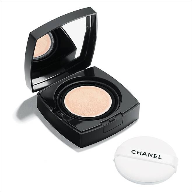 메시 망을 거쳐 나오는 가벼운 텍스처가 매끈하게 퍼져 무결점 매트 스킨을 연출하는 울트라 르 뗑 쿠션, BR 12, 8만6천원, 모두 Chanel.