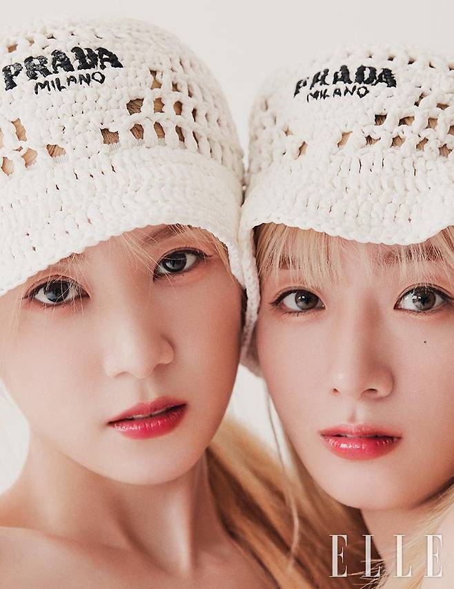 초롱과 보미가 착용한 버킷 햇은 모두 Prada.