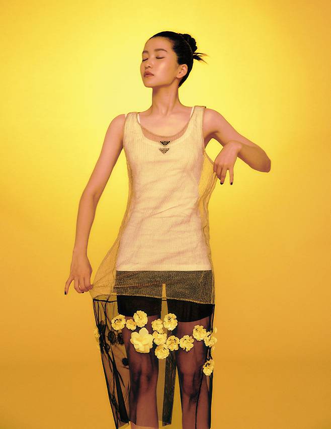 꽃 모양의 스팽글을 장식한 메탈릭 소재의 드레스와 화이트 탱크톱, 검은색 브리프는 모두 Prada.
