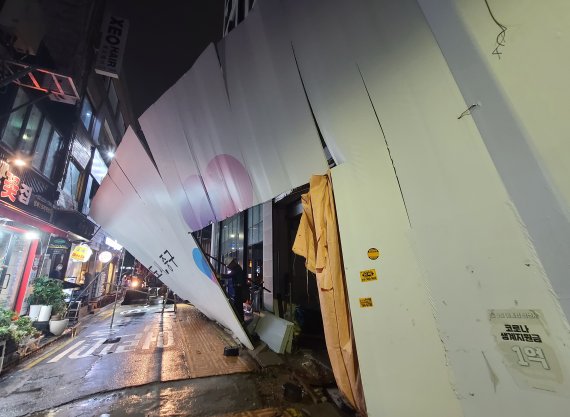 폭우가 내린 8일 서울 약수역 인근 한 공사현장 가림막이 쓰러져 관계자들이 수습하고 있다.(사진은 기사와 관련 없습니다) /뉴시스