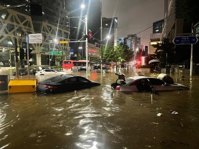 8일 서울 서초구 진흥아파트 인근 도로가 침수돼 차량들이 물에 잠겨 있다. 뉴스1