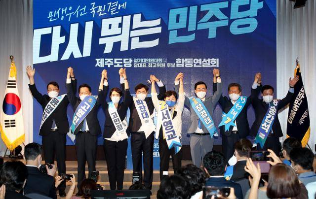 7일 오전 제주난타호텔 대연회장에서 열린 더불어민주당의 8·28 전당대회 지역 순회 경선 제주 합동연설회에서 최고위원 후보들이 인사하고 있다. 왼쪽부터 윤영찬, 고영인, 고민정, 박찬대, 서영교, 장경태, 정청래, 송갑석 후보. 제주=뉴시스