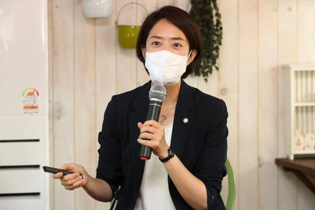 더불어민주당 최고위원 선거에 나선 고민정 의원이 지난 4일 오후 대구 중구 대봉동 한 카페에서 열린 간담회에서 발언하고 있다. 대구=뉴스1