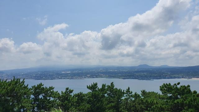 제주 비양도 비양봉 정상에서 바라본 제주 본섬 전경. 김영헌 기자