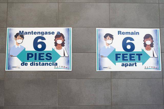 미국 네브라스카주 오마하의 노리스 중학교에 지난달 29일 코로나19 확산 방지를 위한 '6피트(1.82m) 거리두기' 권고 포스터가 붙어있다. 오마하=AP 연합뉴스