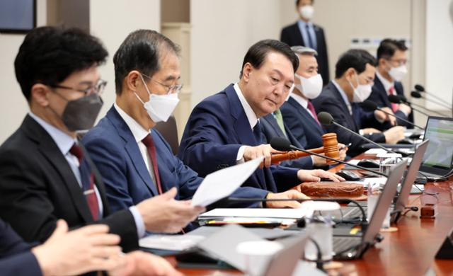 윤석열 대통령이 12일 서울 용산 대통령실 청사에서 열린 임시 국무회의를 주재하고 있다. 서재훈 기자