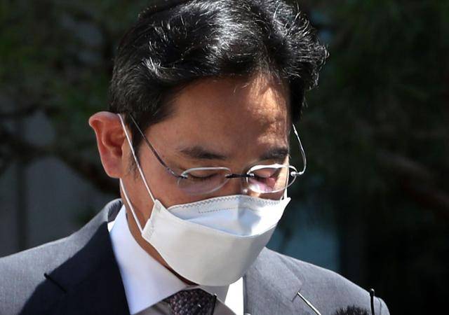 8·15 광복절 특별복권이 결정된 이재용 삼성전자 부회장이 12일 서울 서초구 서울중앙지방법원을 나서고 있다. 뉴스1