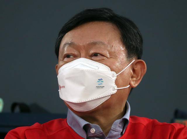 신동빈 롯데그룹 회장이 지난달 13일 부산 동래구 사직야구장을 방문, 2030부산엑스포 유치 응원 메시지가 담긴 마스크를 착용한 채 경기를 관람하고 있다. 부산=뉴시스