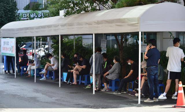 12일 오전 대구 수성구보건소 선별진료소에서 코로나19 검사를 받으려는 이들이 순서를 기다리고 있다. 뉴시스