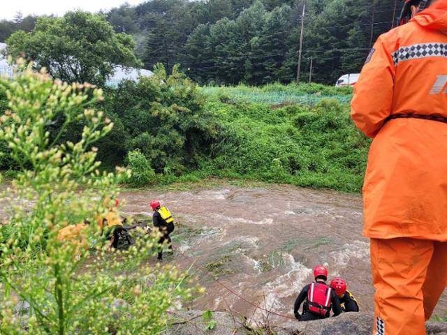 9일 오전 강원 평창소방서 119 수난구조대원들이 평창군 용평면 속사리 계곡에서 급류에 휩쓸리는 사고를 당한 것으로 추정되는 펜션 투숙객 A(54)씨를 발견하고 수습하고 있다. 평창=뉴시스