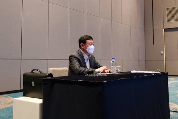 신동빈 롯데 회장이 시그니엘 부산에서 열린 '2022 하반기 VCM'에 참여하고 있는 모습. [사진=롯데지주]