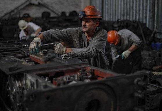 우크라이나 동부 루한스크 지역의 한 석탄 광산에서 일하고 있는 광부들. EPA=연합뉴스