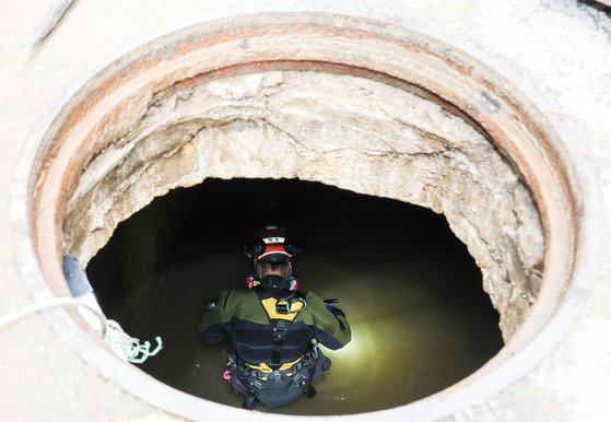 10일 오전 서울 서초구 강남역 인근에서 119 구조대원들이 지난 8일 폭우로 맨홀에 빠져 실종된 서초구의 남매를 찾기 위해 수색작업을 벌이고 있다. 우상조 기자