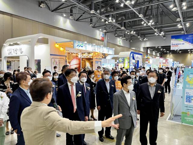 ▲ ‘제7회 대한민국 국제 관광박람회’가 11일 일산 킨텍스 제1전시장 3홀에서 개막한 가운데 내·외빈들이 홍보관을 둘러보고 있다.