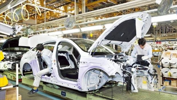 르노코리아자동차 노동조합이 최근 자사 임금피크제가 위법하다며 법원에 소송을 제기했다. 르노코리아 부산공장 근로자들이 라인에서 자동차를 조립하고 있다.  /한경DB