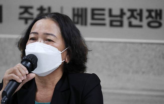 2020년 한국 정부를 상대로 국가배상소송을 건 베트남 전쟁 민간인 학살 피해자 응우옌티탄이 서울중앙지법에서 베트남인 최초로 한국군 피해 법정 증언에 나서기 앞서 서울 서초동 민변 사무실에서 기자회견을 하고 있다.박민규 선임기자