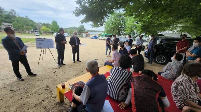 군위군은 지난 10일 ‘삼국유사 배움터 화본마을 건립’과 관련해 현장을 찾아 주민들과 소통하는 시간을 가졌다. (군위군 제공) 2022.08.12