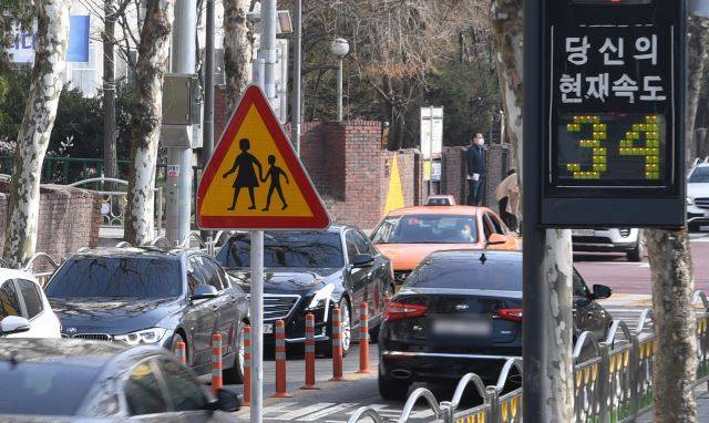 서울 마포구의 한 초등학교 어린이보호구역 앞에서 운전자들이 규정속도를 어긴 채 움직이고 있다. 권현구 기자