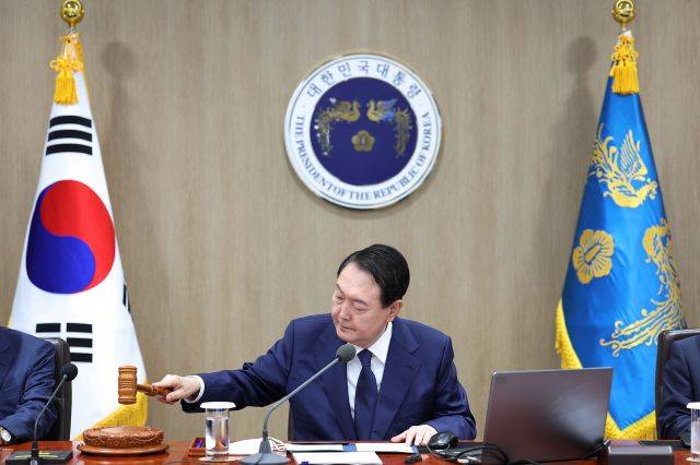 윤석열 대통령이 12일 오전 서울 용산 대통령실 청사에서 열린 임시 국무회의에서 의사봉을 두드리고 있다. 연합뉴스
