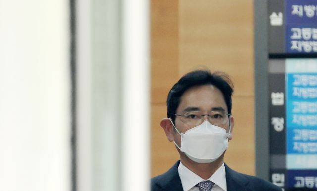회계 부정과 부당 합병 등의 혐의로 재판에 넘겨진 이재용 삼성전자 부회장이 12일 서초구 서울 중앙지방법원에서 열린 1심 속행공판에 출석해 오전 재판을 마친 뒤 법정을 나오고 있다. 이 부회장은 이날 정부가 발표한  '8·15 광복절 특별사면' 대상자로 복권이 확정됐다. 연합뉴스