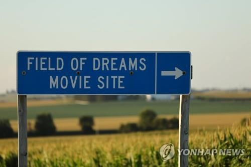 미국 아이오와주 다이어스빌에 설치된 영화 '꿈의 구장' 촬영지 알림판
[AFP= 연합뉴스 자료사진]