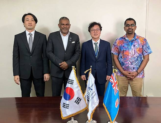 손혁상 코이카 이사장과 코이카 관계자들이 코야 피지 통상관광부 장관(왼쪽 두 번째)과 면담 전 기념촬영을 하는 모습 / 사진 = 코이카 제공