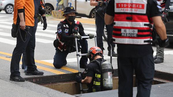 지난 10일 119 특수구조대원 등이 폭우로 휩쓸린 실종자들을 찾고 있다. [사진 출처 = 연합뉴스]