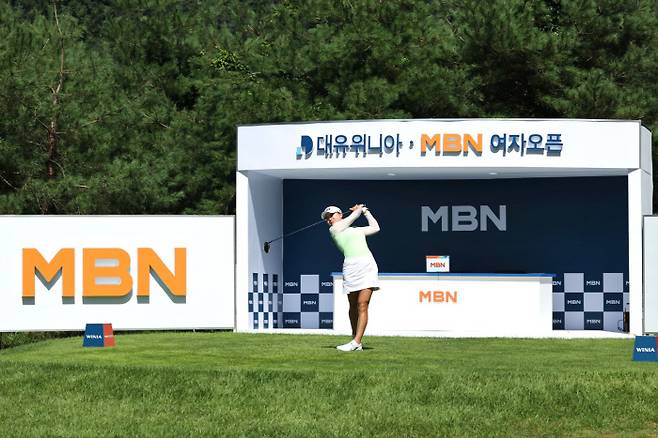 종합편성채널인 MBN의 뉴스룸을 그대로 옮겨놓은 듯한 17번홀의 티박스. [사진 제공 = KLPGA]