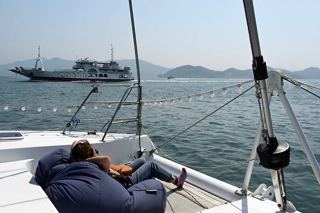 한산도로 가는 요트.