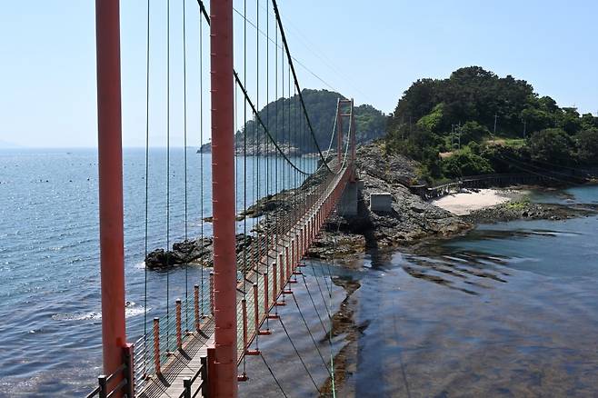 만지도와 연대도를 잇는 출렁다리.