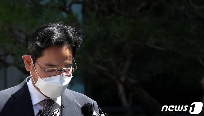 8.15 광복절 특별복권이 결정된 이재용 삼성전자 부회장이 12일 서울 서초구 서울중앙지방법원 앞에서 취재진의 질문을 받던 중 인사를 하고 있다./사진=오문영 기자