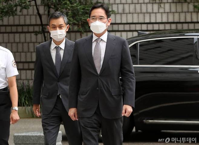 회계부정·부당합병 의혹 관련 재판을 받고 있는 이재용 삼성전자 부회장이 지난 11일 서초구 서울지방법원에서 열린 1심 속행공판에 출석하고 있다. /사진=김휘선 기자 hwijpg@