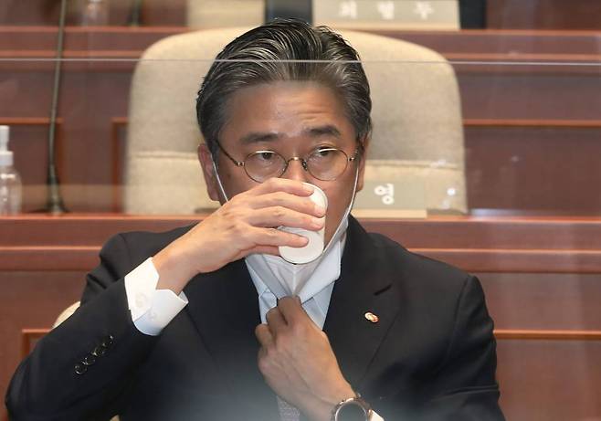 [서울=뉴시스] 고범준 기자 = 정승일 한국전력공사 사장이 27일 오후 서울 여의도 국회에서 열린 국민의힘 정책의원총회에 참석해 물을 마시고 있다. (공동취재사진) 2022.06.27.