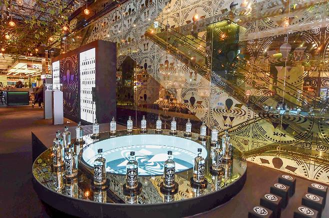 원소주의 인기에 힘입어 증류식 소주 시장이 성장하고 있다. 사진은 원소주 여의도 더현대 팝업 스토어./사진제공=원스피리츠