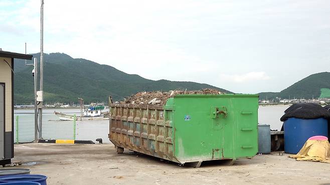 지난 11일 오후 인천 강화군 더리미 포구에 쓰레기 더미가 모여 있다. [사진= 안경찬 PD·시너지영상팀]