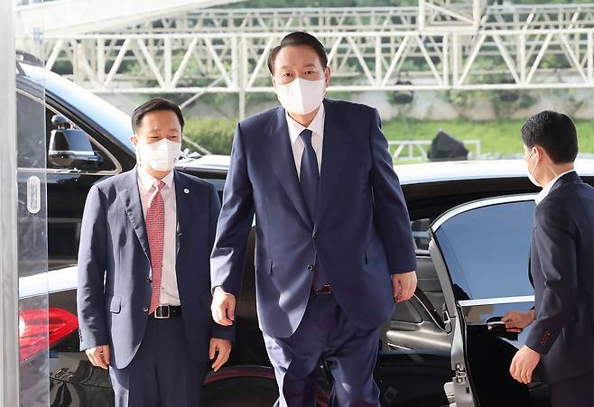 윤석열 대통령이 12일 오전 서울 용산 대통령실 청사로 출근하고 있다. [연합]