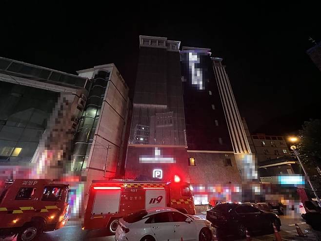 [부산=뉴시스] 11일 오후 부산 사하구의 한 모텔 8층 객실에서 불이 났다. (사진=부산소방재난본부 제공) *재판매 및 DB 금지