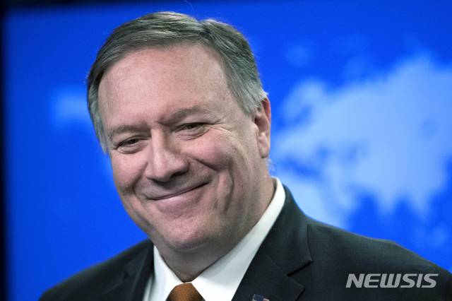 [워싱턴=AP/뉴시스] 미 국무부는 일본 정부가 마이크 폼페오 전 국무장관에게 선물한 6000달러(약 680만 원) 상당의 위스키가 사라진 것을 조사하고 있다고 4일(현지시간) 밝혔다. 미국에서는 정부 관료가 외국 정부로부터 일정한 금액의 선물을 받으면 이를 국립기록보관소나 정부 기관에 이관해야 하며, 본인이 가지려면 재무부에 그만한 돈을 지급해야 한다. 이에 대해 폼페이오 전 장관은 "선물에 대해 알지 못하며, 조사와 관련해 연락을 받지도 못했다"라는 입장을 전했다. 사진은 2019년 11월 26일 폼페이오 당시 국무장관이 국무부에서 기자들과 대화하며 웃는 모습. 2021.08.05.