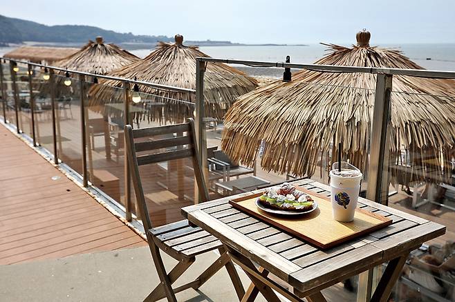 하이바다 카페의 이국적인 야외 테라스.