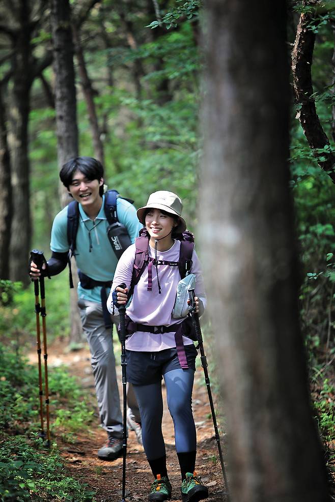 편안한 숲길을 걷는 대학산악부 이재경씨와 최동혁씨.