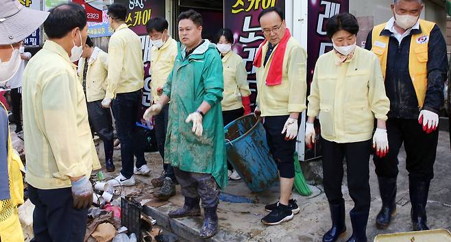 12일 광명시의회가 폭우로 큰 피해를 입은 하안동 일대에서 의회사무국 직원들과 함께 복구 활동에 구슬땀을 흘리고 있다.사진제공=광명시의회